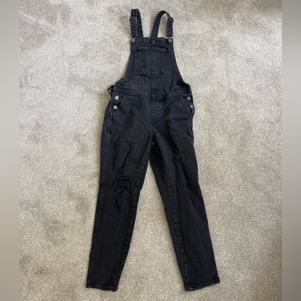 Women’s old navy distressed denim overalls. Perfect condition only worn once